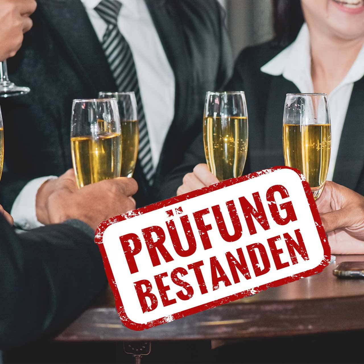 Prüfung bestanden durch Examenscoaching: Steuerberaterkandidaten stoßen an