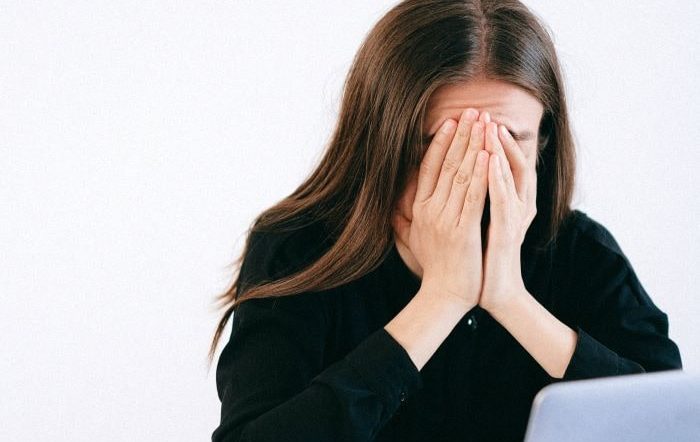 Examenskandidatin ist verzweifelt, weil die Durchfallquote der Steuerberater Prüfung so hoch ist.